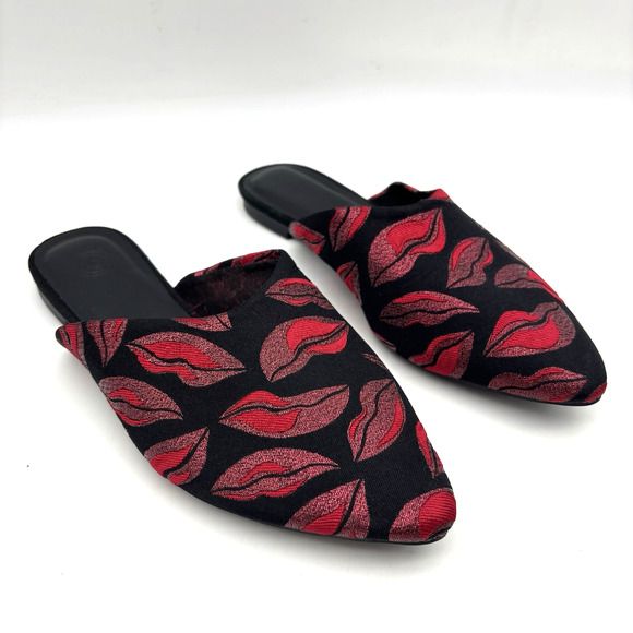 NEW Urban Outfitters Metallic Kiss Lip Print Embroidered Open Back Flats Size 6M - Picture 1 of 16